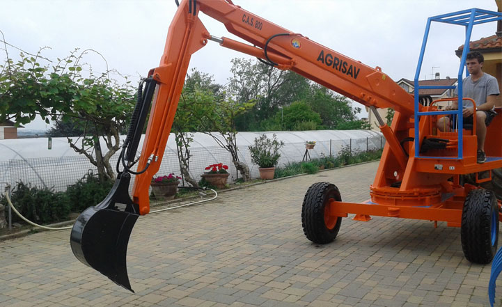 Caricatore C.A.S. 800 con benna scavo